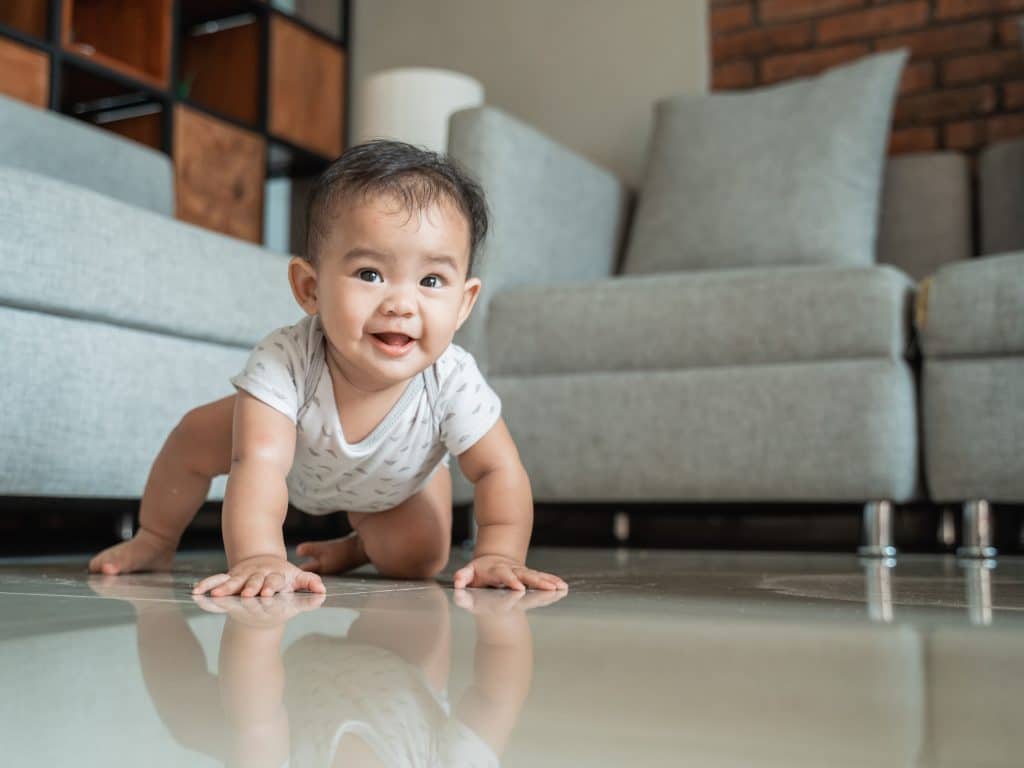 Från krypande baby till gående barn