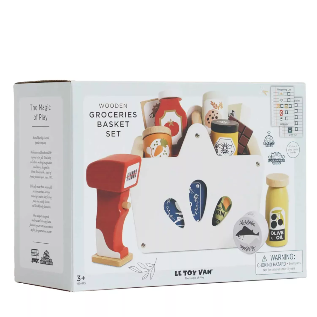 Produktinformation "Set med mataffärer och scanner" Skapa timmar av fantasifull lek med detta vackert designade set med mataffärer i trä. Det innehåller en robust träkorg fylld med 12 matvaror i massivt trä och en lekfull streckkodsläsare, perfekt för shoppingäventyr på låtsas. Varje artikel är tillverkad av FSC™-certifierat trä och har charmiga, färgglada illustrationer som engagerar unga sinnen. Setet innehåller välkända favoriter som smör, honung, kakor, flingor, ketchup, olivolja, spaghetti, choklad, te, en burk med majs och morötter samt en burk tonfisk. Varje del är i perfekt storlek för små händer och uppmuntrar till praktisk inlärning. Detta set är perfekt för rollspel, räkning och för att bygga upp ordförråd och hjälper barn att utveckla finmotorik, tidiga matematiska begrepp och socialt samspel genom kreativt berättande och lek. Ett underbart tillskott till alla leksakskök eller lekbutiker! Specifikationer Lämplig för åldrarna 3 år+ Mått: Korg - B:19 x D:13,1 x H:15,3 cm Tillverkad av FSC®-certifierat trä Dekorerad med vattenbaserade, giftfria färger