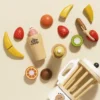 TV296-smoothie- mixer- frukter-banan-apelsin-kiwi-hälsosam- dryck-trä- rollspel-mat-eko-leksak-trä