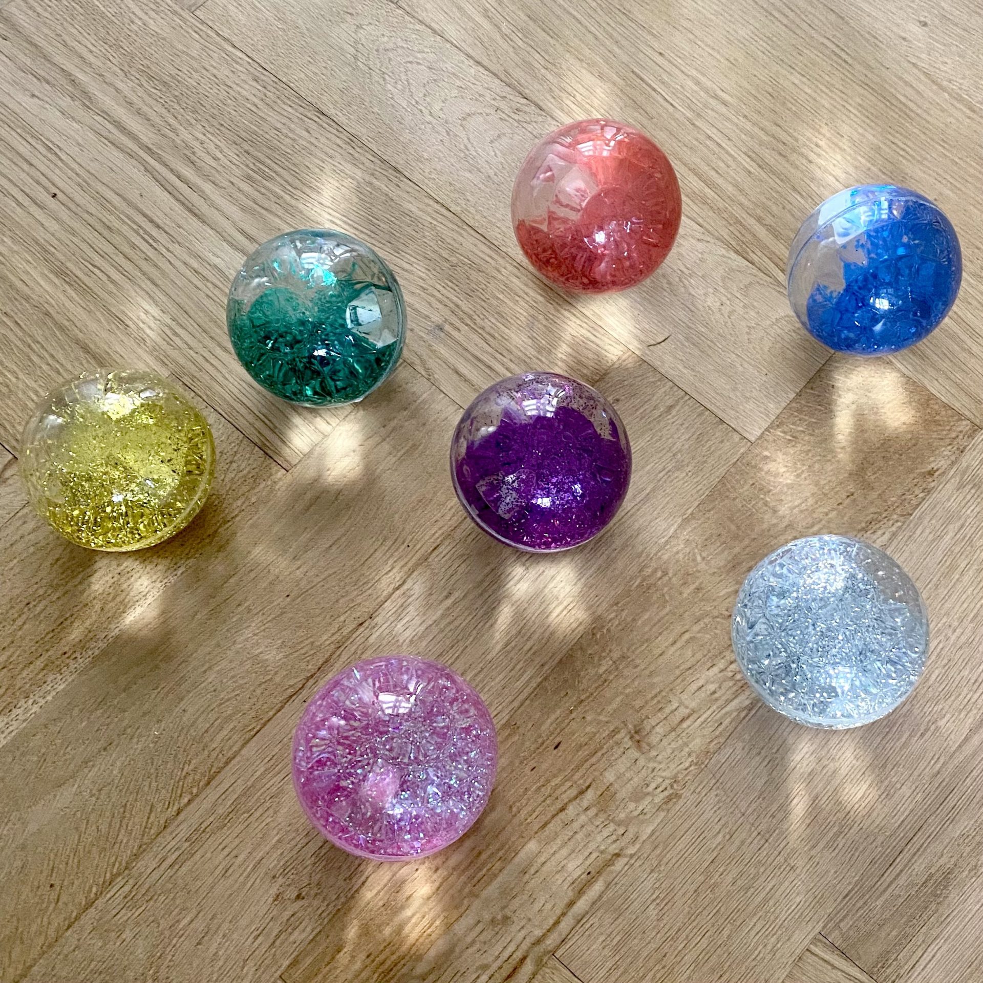 Sensorisk glitter bolde 1 stk. - TickiT - 7 stk