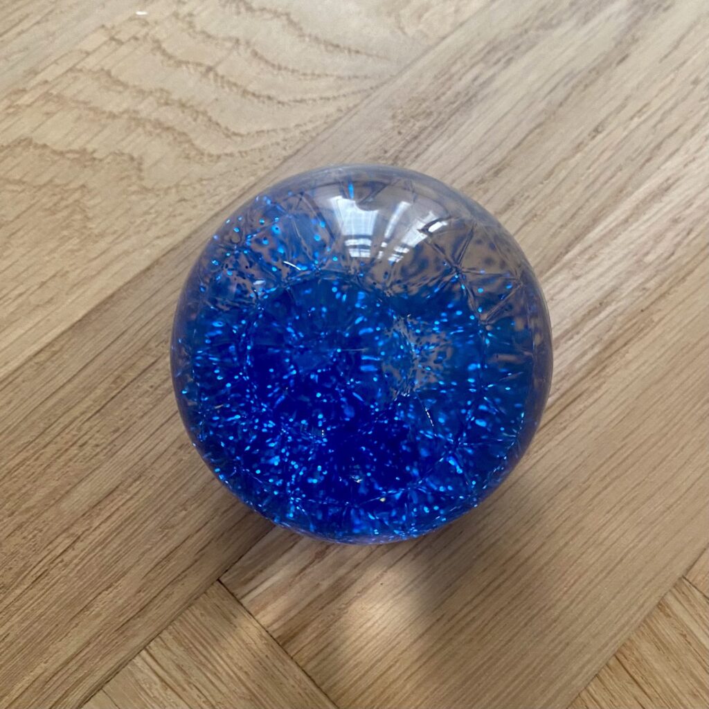 Sensoriska glitterbollar 1 st. - TickiT - Blå