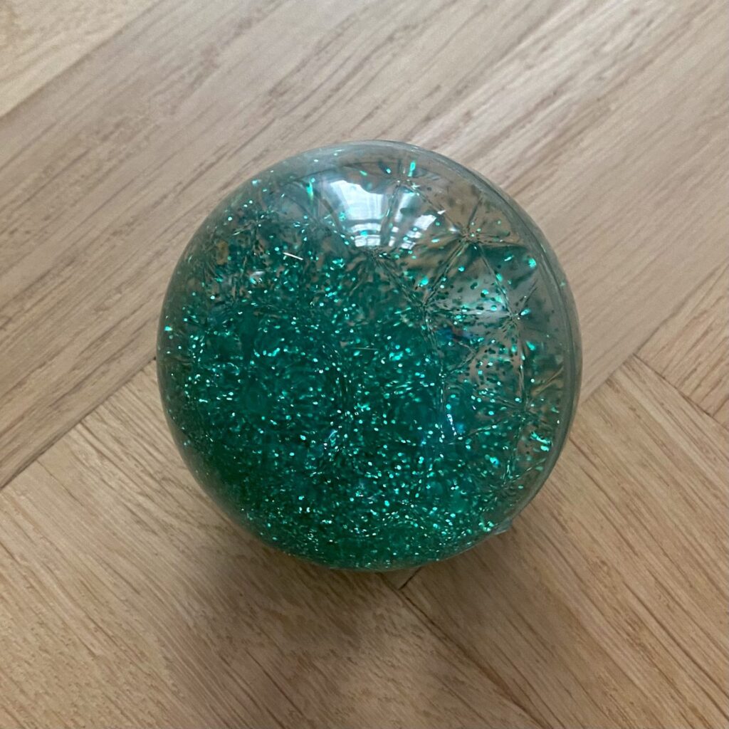 Sensoriska glitterkulor 1 st. - TickiT - Grön