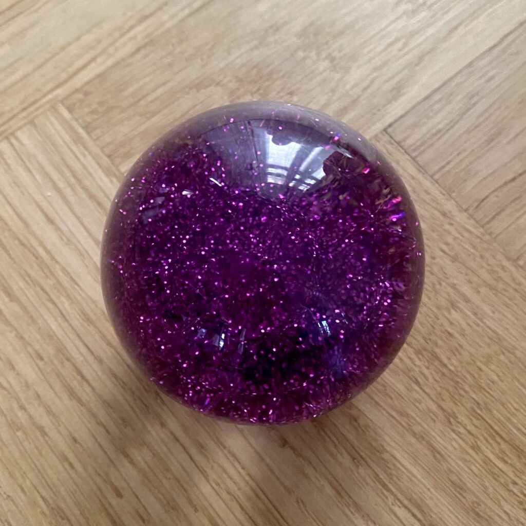Sensoriska glitterbollar 1 st. - TickiT - Lila
