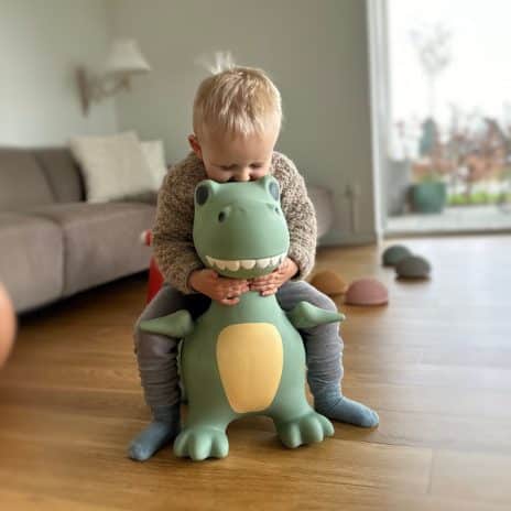studsande dinosaurie hitta den flodhästen 1