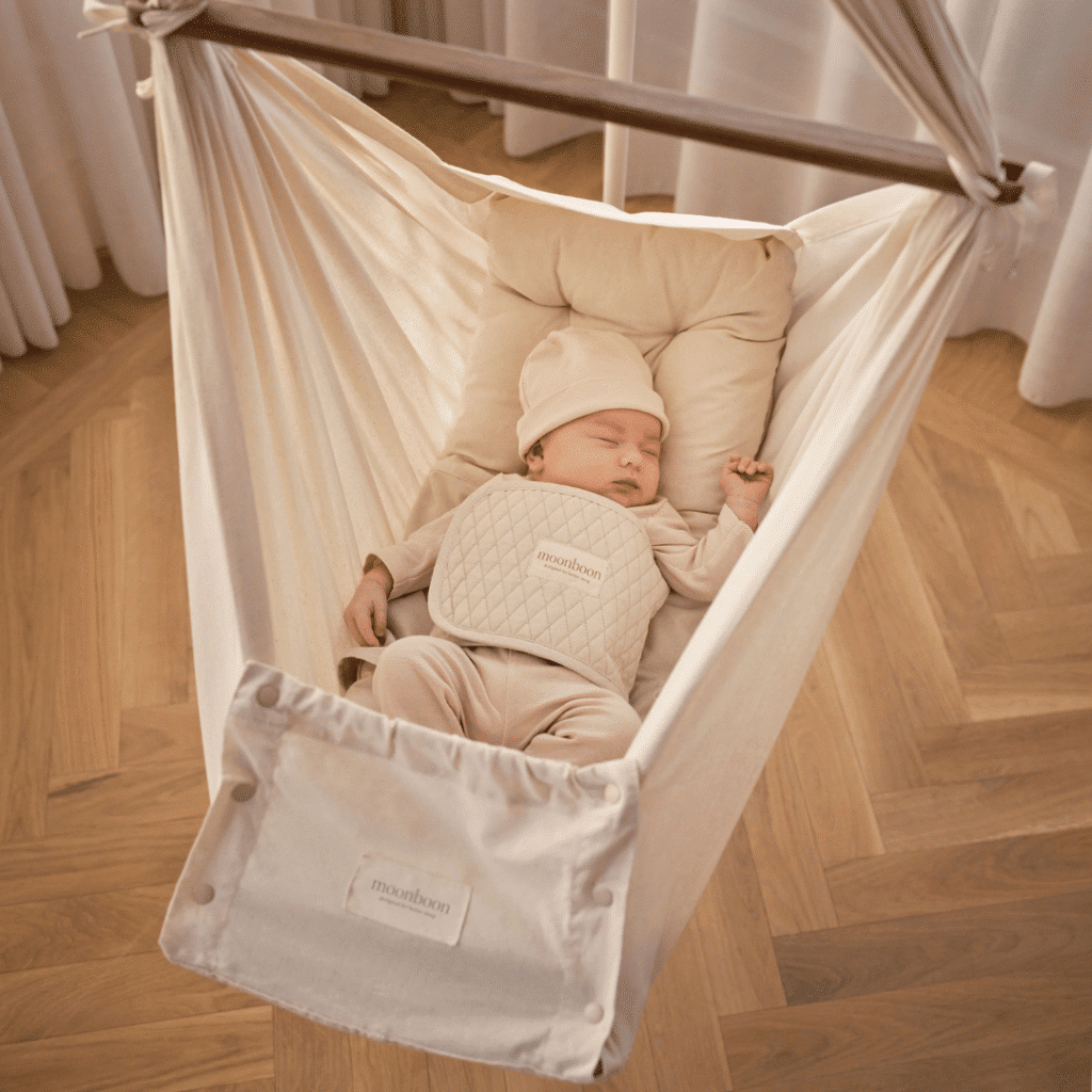 baby i moonboon slyngevugge med fixi