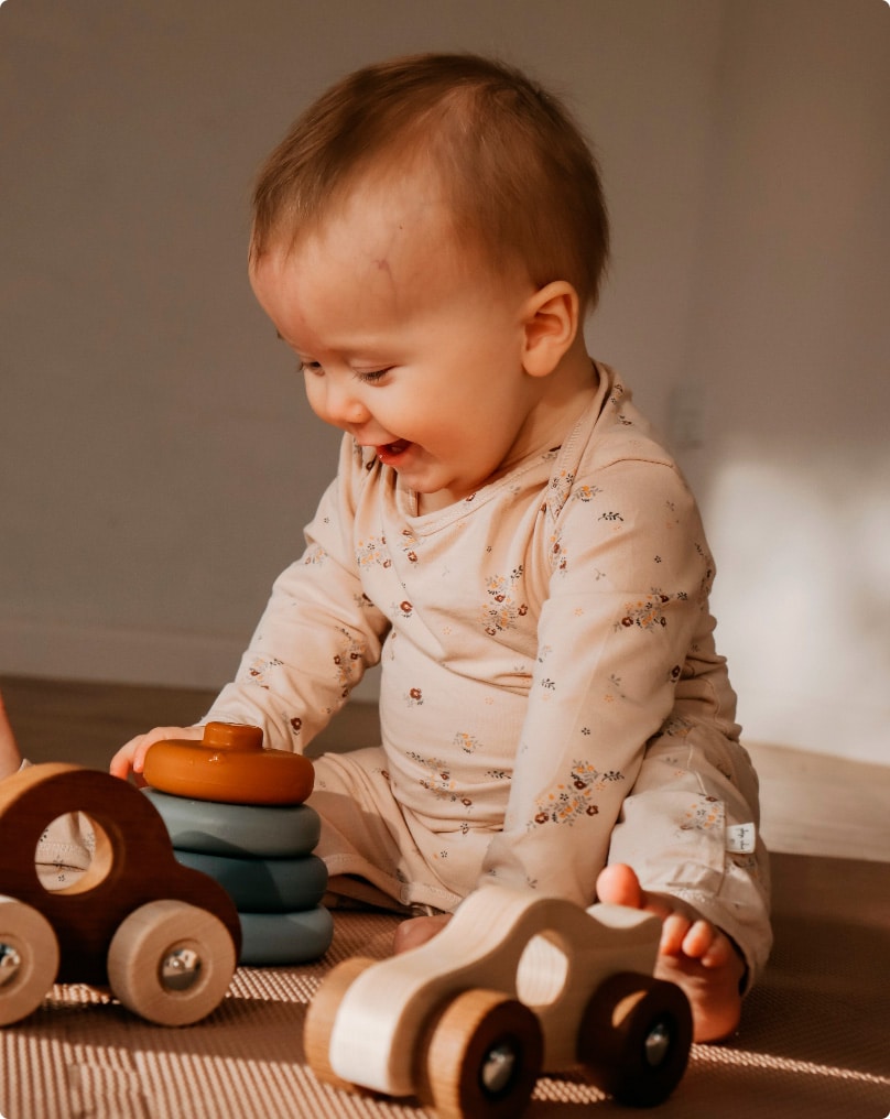 Barn med leksaker från Dearbaby Baby Box. Fina träleksaker från leksakslådan
