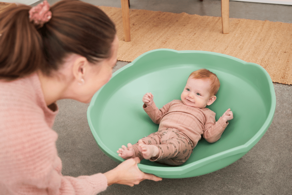mamma och barn leker med gonge tumble top för blogginlägg om vestibulära sinnen