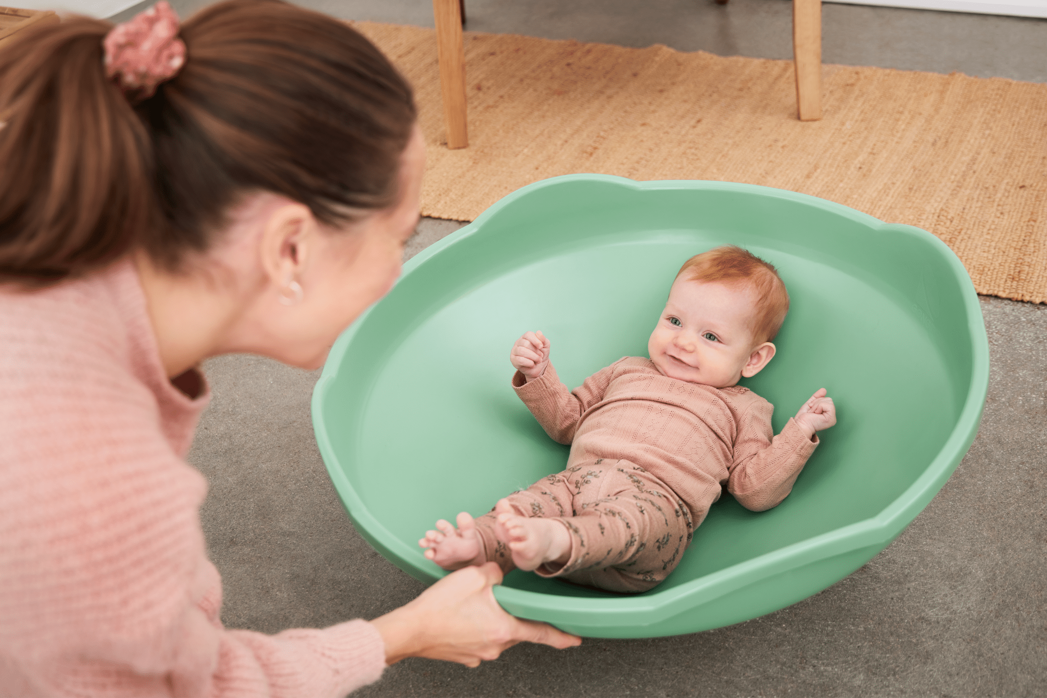 mamma och barn leker med gonge tumble top för blogginlägg om vestibulära sinnen
