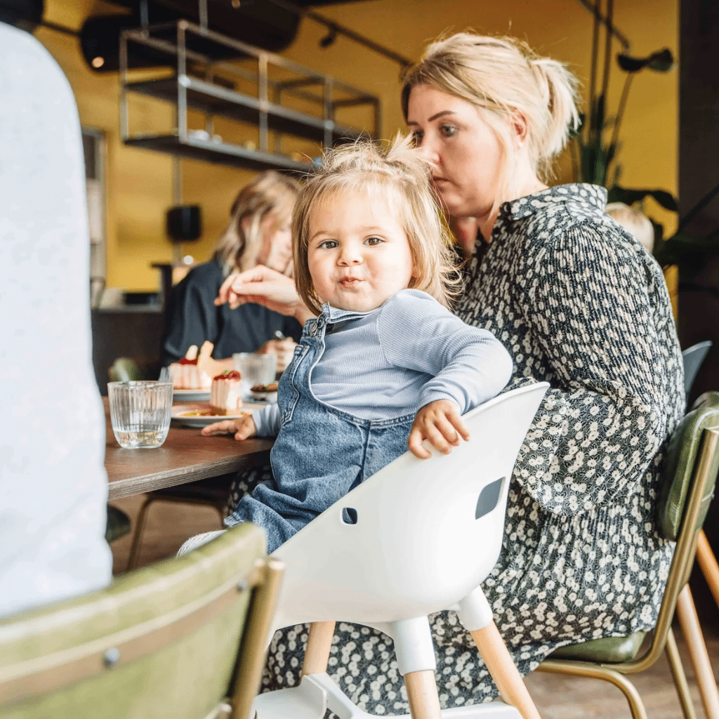 Ziza barnstol barn vid bordet