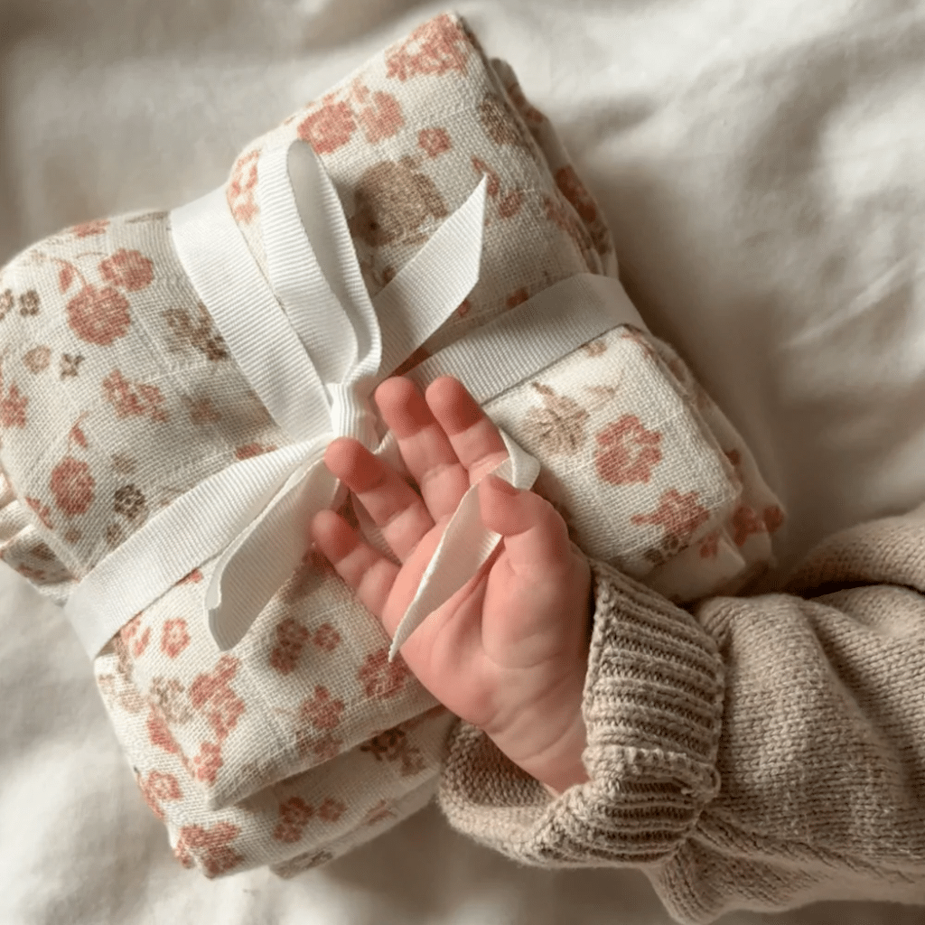 a baby's hand wrapped in a blanket. cam cam Stofble, 2-pak - GOTS - Augusta