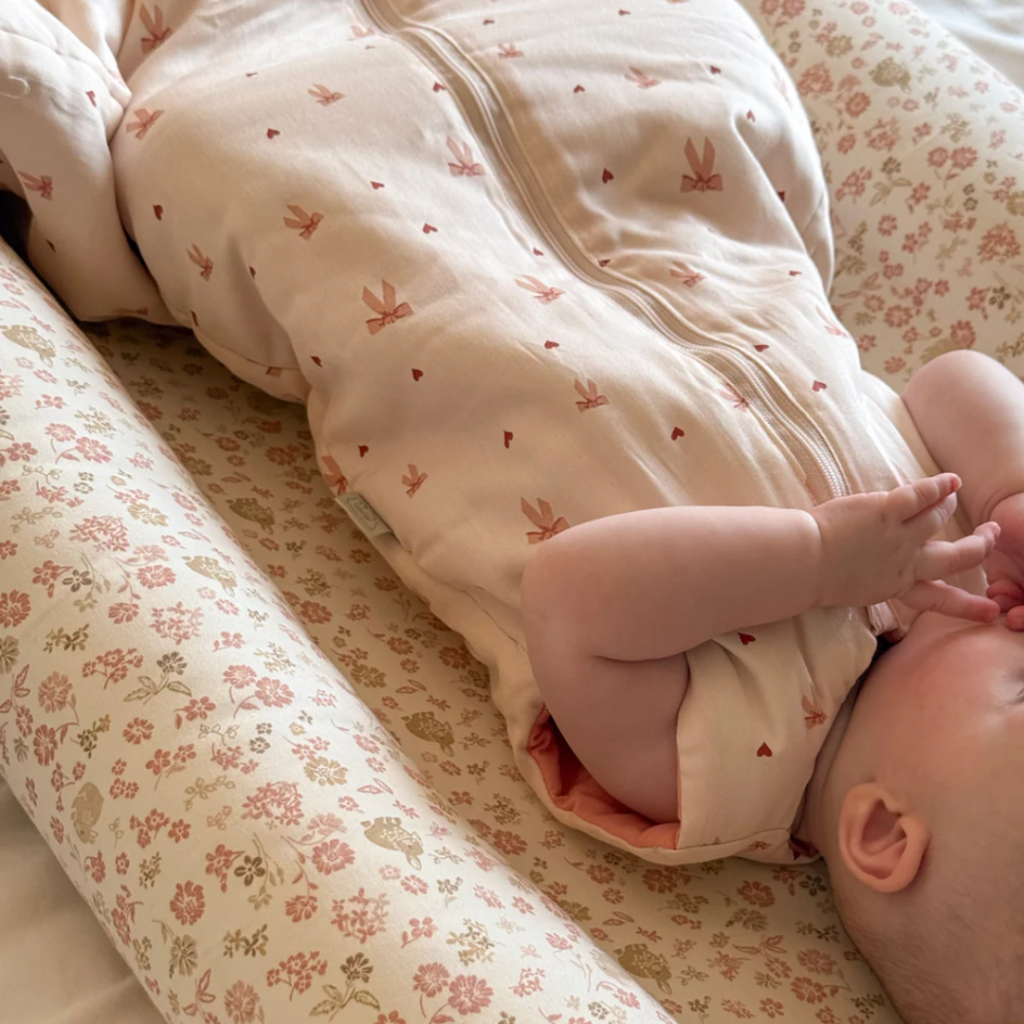 baby i baby nest og sovepose. cam cam copenhagen bows sovepose. augusta nest