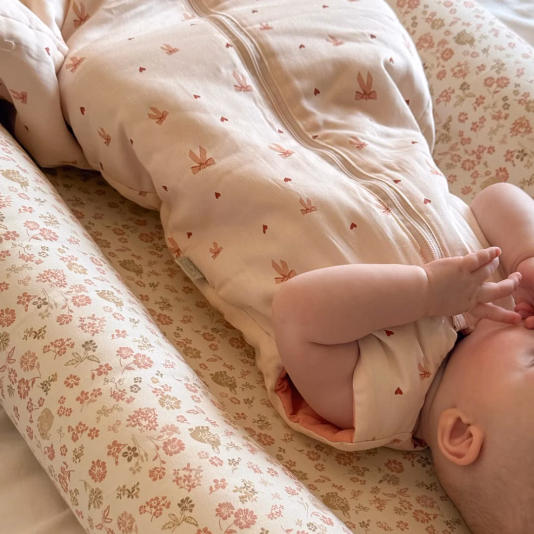 baby i baby nest og sovepose. cam cam copenhagen bows sovepose. augusta nest