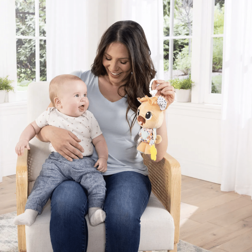 Lamaze Lovey Mopsen Clip & Go Art.nr 941-27496 Barnvagn Aktivering Leksak