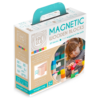 Kooglo Mini Color med 30 färgglada magnetiska träklossar. Perfekt för barn från 2 år och uppåt som vill bygga stabilt och kreativt. CE-godkänd, tillverkad inom EU.