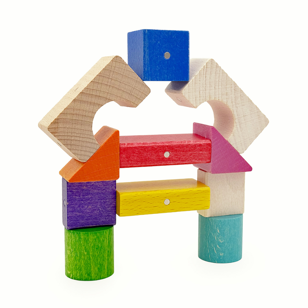 Kooglo Mini Color med 30 färgglada magnetiska träklossar. Perfekt för barn från 2 år och uppåt som vill bygga stabilt och kreativt. CE-godkänd, tillverkad inom EU.