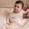 Broderat sänglinne, Baby, 70x100cm - GOTS - rosetter