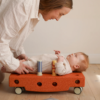 MODU Baby Motorbike Set. Mamma och barn på golvet