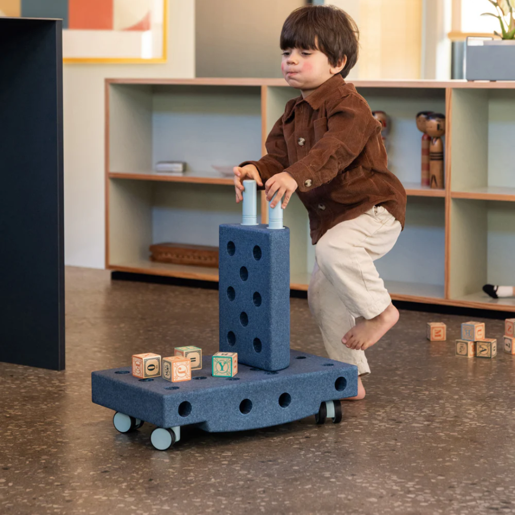 MODU Curiosity set blå. Barnet använder setet som lära-gå-vagn