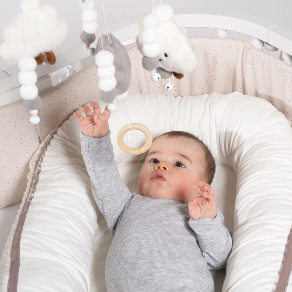 Babybay mobilhållare lämplig för alla modeller med runda stänger, vitlackerad uroholder