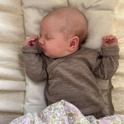 Sovställning i en hängvagga från Membantu. Huvudet vänt åt höger.