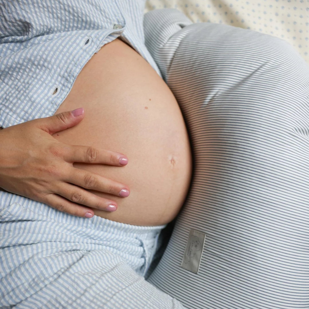 gravid ligger med cam cam copenhagen ammepude classic stripes blue