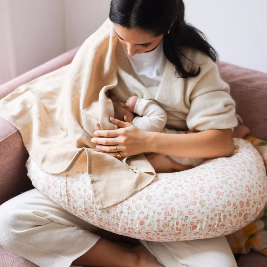 mor ligger med baby i cam cam copenhagen ammepude augusta