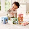 Hape leksaker - stapellek med bok och figurer - The Happy Stables