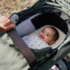 Joolz Geo5 sage green med dig på en promenad
