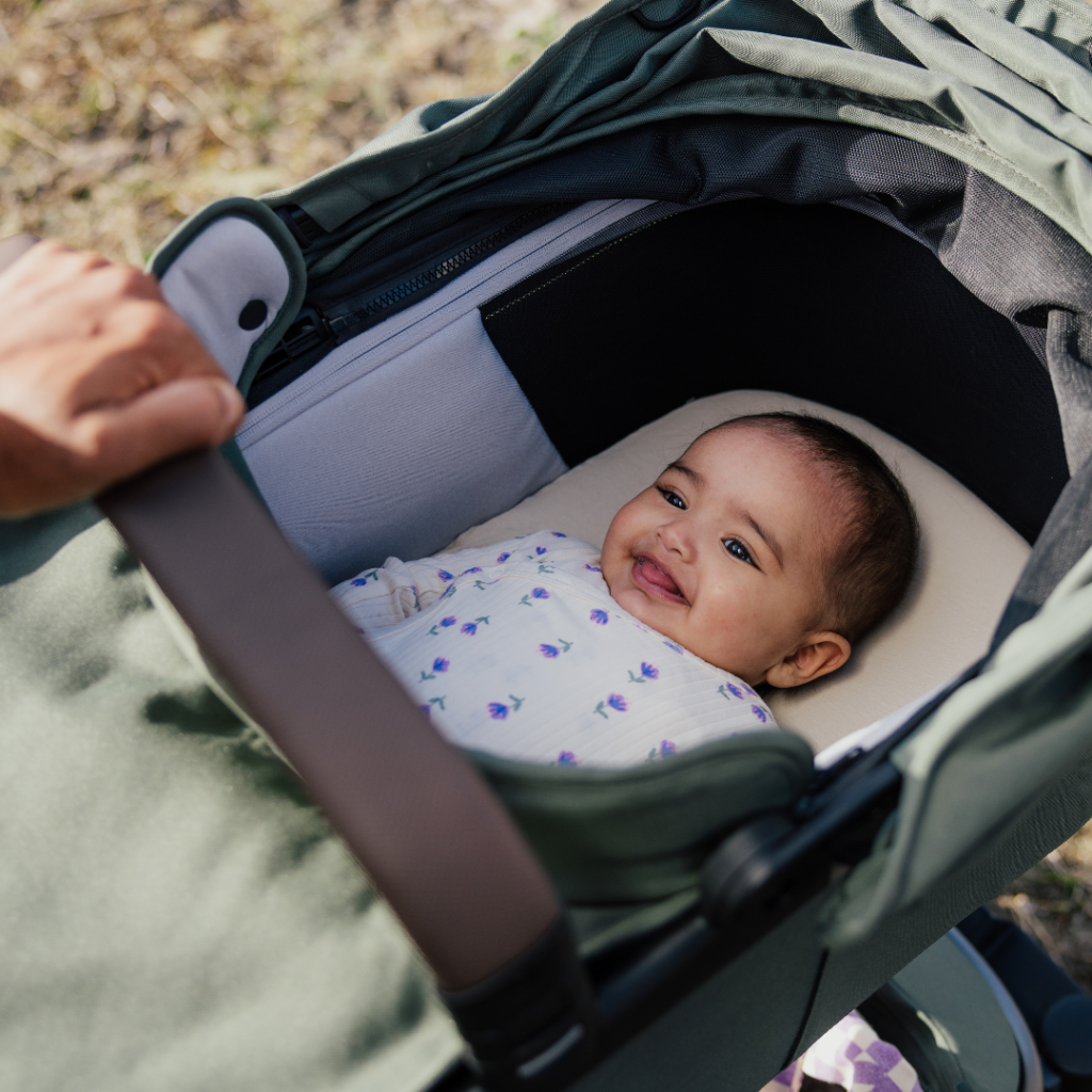 Joolz Geo5 sage green med dig på en promenad