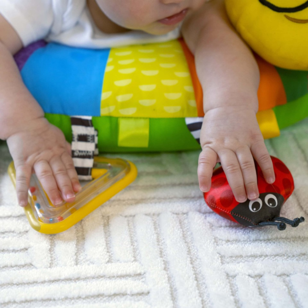 Baby Einstein Cal-a-Pillow aktivitetskil för magstunder