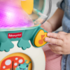 Interaktiv Fisher Price-groda med ljus, musik och 4 bollar. Barnet tappar bollarna och hittar dem igen. Stimulerar motorik och inlärning från 6 månader.
