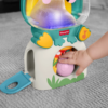 Interaktiv Fisher Price-groda med ljus, musik och 4 bollar. Barnet tappar bollarna och hittar dem igen. Stimulerar motorik och inlärning från 6 månader.