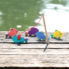 Roligt magnetiskt fiskespel för bad, pool och vattenlek. Fånga fiskarna med fiskespöet och utveckla finmotorik, sinnen och koncentration från 18 månader.