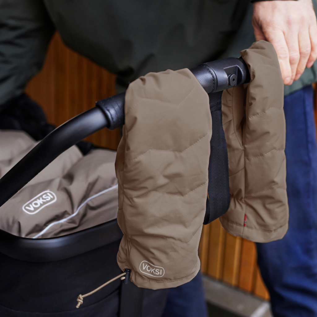Voksi Stroller Mittens 2026 barnvagnsvantar i valnöt