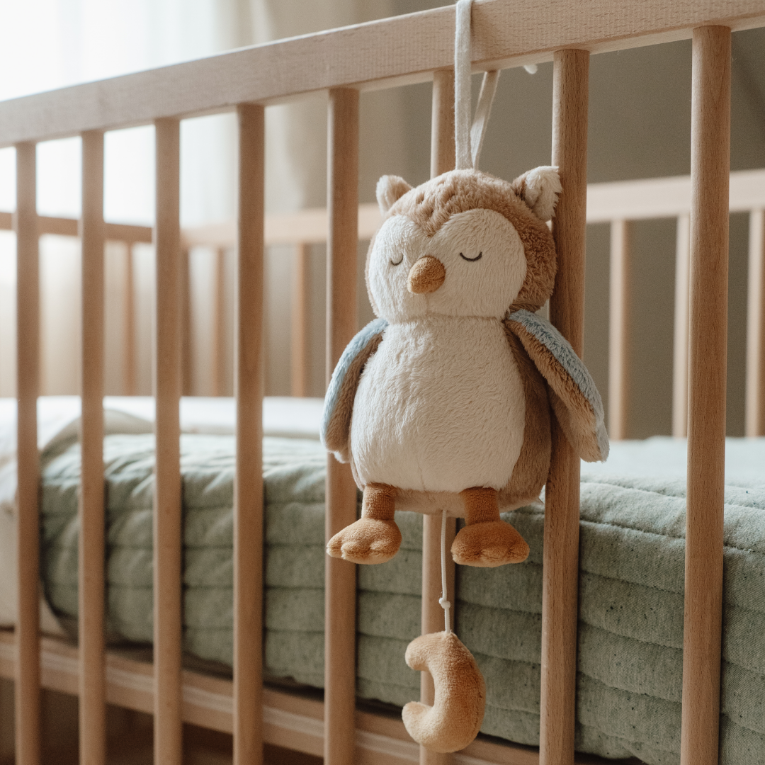 Little Dutch Forest Friends spilledåse med blød ugle og beroligende vuggevise. Træk i månen og lad melodien skabe hygge ved puttetid. Fra 0 måneder.
