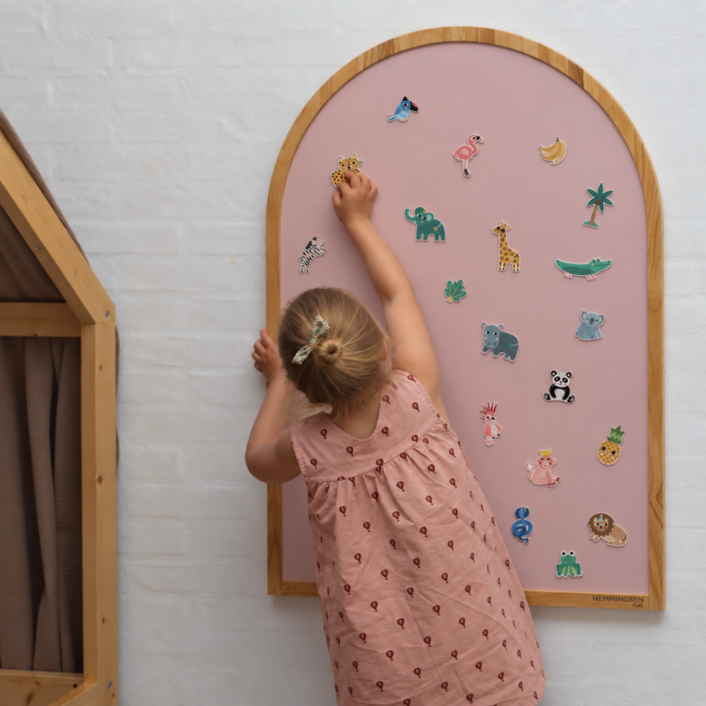 Hemmingsen Kids magnettavla i ek med magneter från Vilac