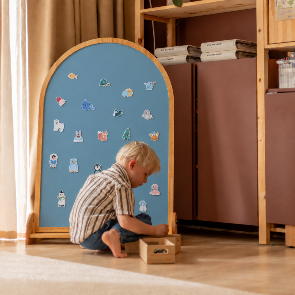 Hemmingsen Kids magnettavla i ek med magneter från Vilac