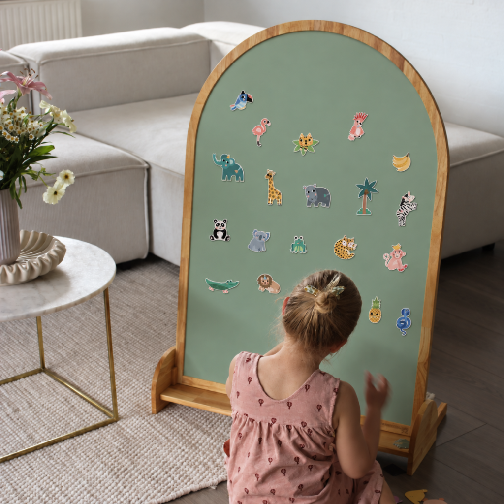 Hemmingsen Kids magnettavla i ek med magneter från Vilac