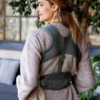 Voksi huddle bärsele i färgen meadow green jacquard