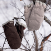 Voksi stroller mittens barnvagnsvantar i färgerna clay och chocolate, snow edition