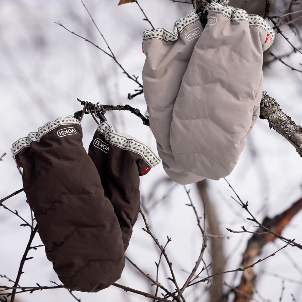 Voksi stroller mittens barnvagnsvantar i färgerna clay och chocolate, snow edition